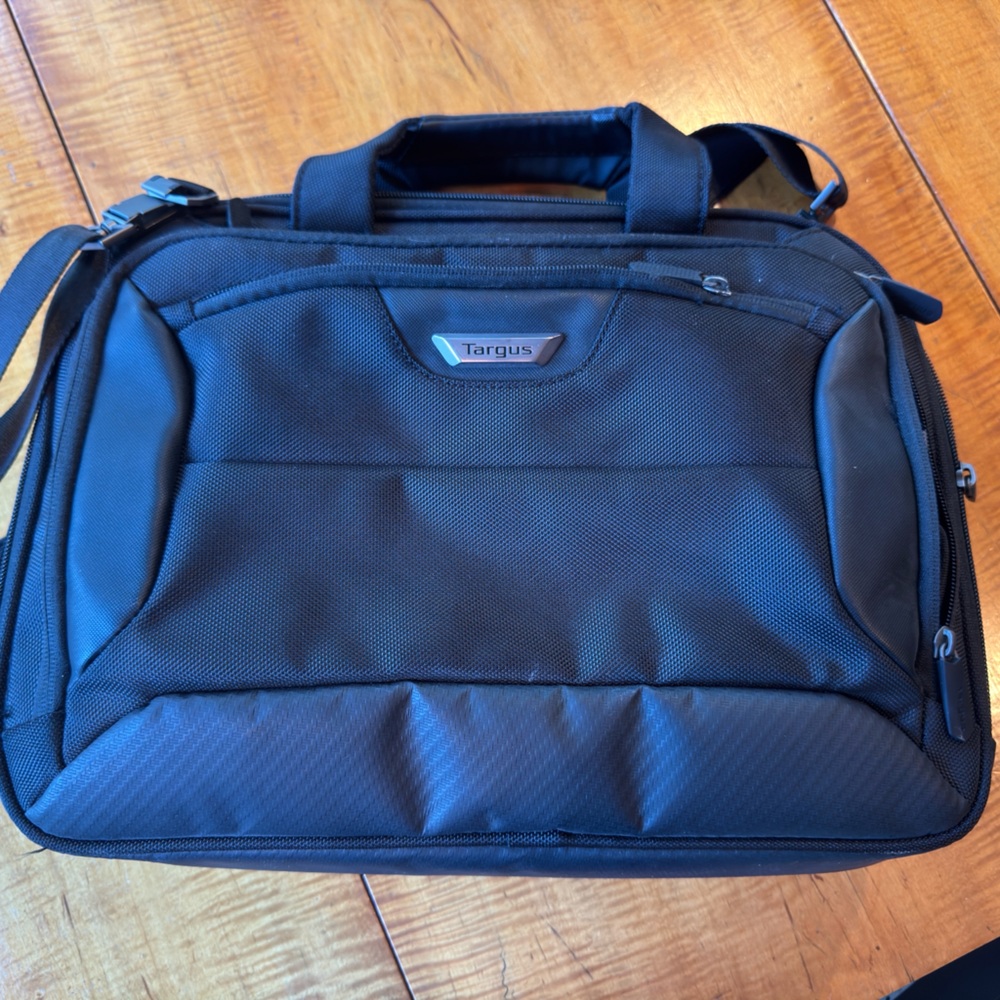 Targus Black Men's Laptop Messenger Bag with Shoulder Strap